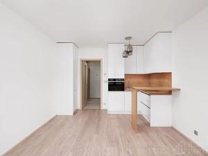 Pronájem bytu 1+kk, Praha - Vysočany, Bassova, 28 m2