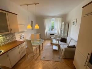 Pronájem bytu 2+kk, Praha - Strašnice, Černokostelecká, 52 m2
