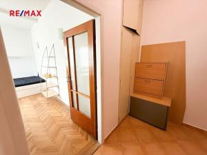 Pronájem bytu 1+kk, Praha - Holešovice, U Pergamenky, 28 m2