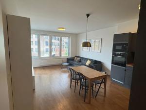 Pronájem bytu 2+kk, Praha - Holešovice, U Pergamenky, 56 m2