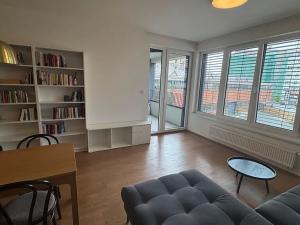 Pronájem bytu 2+kk, Praha - Holešovice, U Pergamenky, 56 m2
