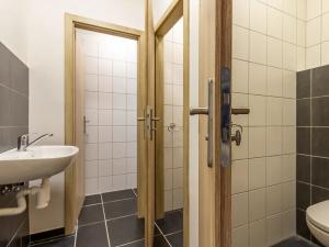 Prodej obchodního prostoru, Praha - Kobylisy, Klapkova, 246 m2