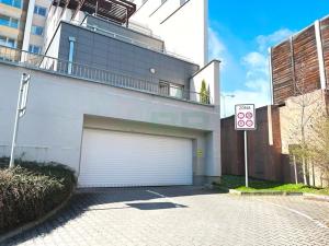 Pronájem garážového stání, Praha - Hlubočepy, Chlupáčova, 40 m2