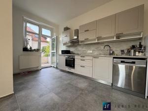 Pronájem bytu 4+1, Praha - Dejvice, Na Šťáhlavce, 115 m2