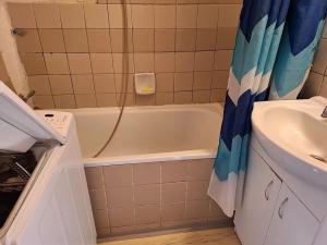 Pronájem bytu 1+1, Praha - Podolí, Podolská, 40 m2