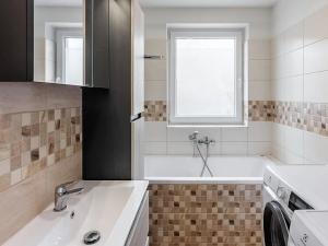 Pronájem bytu 3+kk, Praha - Dejvice, Evropská, 102 m2