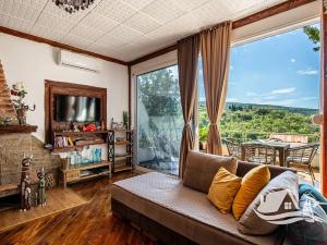 Prodej rodinného domu, Kruče, Černá Hora, 210 m2