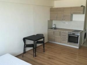 Pronájem bytu 1+kk, Praha - Radotín, Vrážská, 28 m2