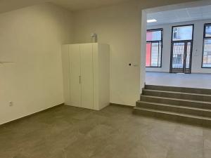 Pronájem obchodního prostoru, Třebíč, Karlovo nám., 142 m2