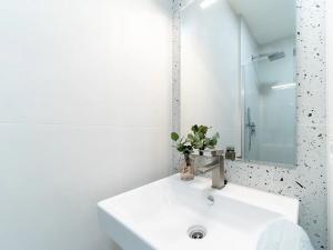Prodej bytu 2+kk, Praha - Košíře, Holečkova, 45 m2