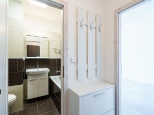 Pronájem bytu 1+kk, Praha - Prosek, Veltruská, 33 m2