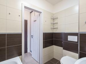 Pronájem bytu 1+kk, Praha - Prosek, Veltruská, 33 m2