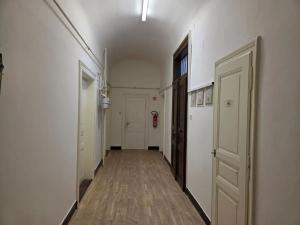 Pronájem kanceláře, Hradec Králové, Gočárova třída, 21 m2