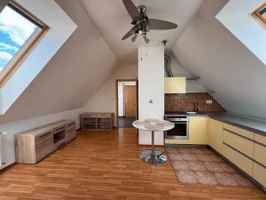 Prodej bytu 2+kk, Jesenice, Lomená, 45 m2