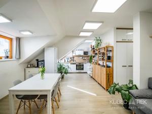 Pronájem bytu 2+kk, Jindřichův Hradec, Husova, 60 m2