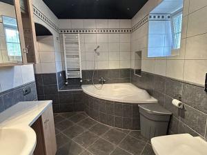 Prodej rodinného domu, Chodský Újezd, 400 m2