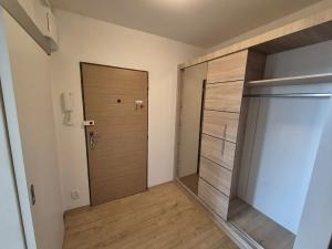 Pronájem bytu 2+kk, Praha - Strašnice, Gutova, 45 m2