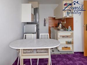 Pronájem bytu 2+kk, Kladno, Na růžovém poli, 45 m2