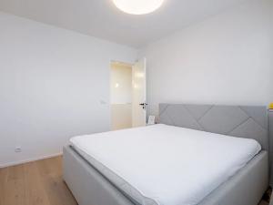 Pronájem vily, Praha - Horní Měcholupy, U Golfu, 248 m2