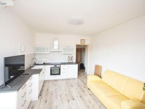 Pronájem bytu 2+kk, Praha - Radlice, Na Farkáně III, 41 m2