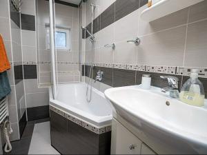 Pronájem bytu 2+kk, Karlovy Vary, Kolmá, 62 m2