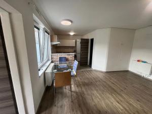 Pronájem bytu 2+kk, Praha - Horní Počernice, Khodlova, 55 m2