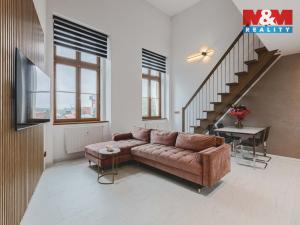 Prodej bytu 2+kk, Klatovy - Klatovy III, Husovo náměstí, 77 m2