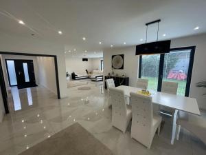 Prodej rodinného domu, Jeneč, Malé náměstí, 192 m2