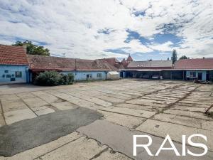 Prodej komerční nemovitosti, Hajany, 692 m2