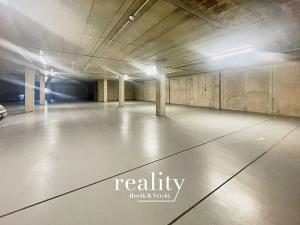 Pronájem garážového stání, Znojmo, Kosmákova, 16 m2