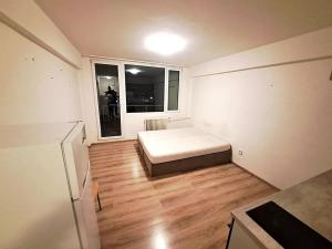 Pronájem bytu 1+kk, Praha - Radotín, Vrážská, 27 m2