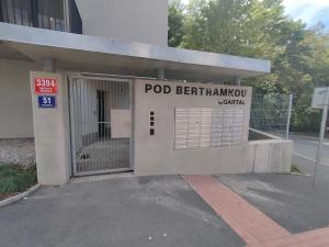 Pronájem bytu 2+kk, Praha - Smíchov, U Blaženky, 48 m2