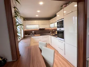 Prodej bytu 2+1, Karlovy Vary, Maďarská, 61 m2