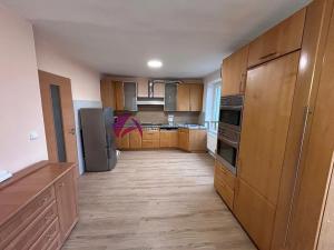 Pronájem rodinného domu, Charváty, 250 m2