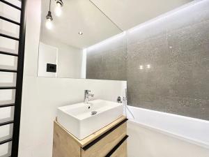 Pronájem bytu 2+kk, Praha - Smíchov, Grafická, 70 m2