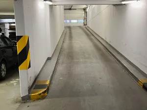 Pronájem garážového stání, Praha - Holešovice, Tusarova, 18 m2