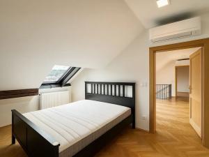 Pronájem bytu 4+kk, Praha, Janáčkovo nábřeží, 132 m2