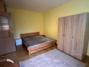 Pronájem bytu 1+1, Karlovy Vary, Maďarská, 36 m2