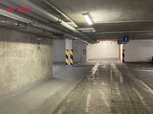 Pronájem garážového stání, Praha - Smíchov, Tomkova, 12 m2