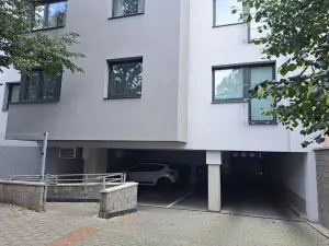 Pronájem garážového stání, Brno, Vančurova, 15 m2