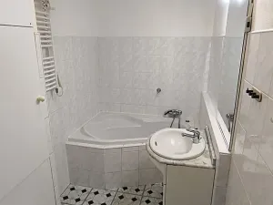 Prodej bytu 2+1, Cheb, Stavbařů, 63 m2