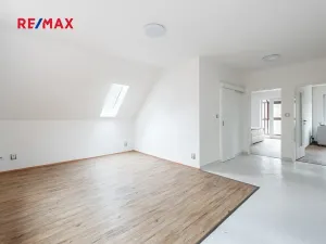 Prodej komerční nemovitosti, Měchenice, Hlavní, 330 m2