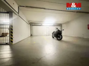 Pronájem garážového stání, Praha - Kunratice, Urešova, 12 m2