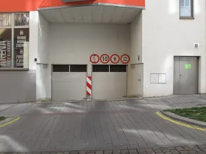 Pronájem garážového stání, Praha - Nusle, V Horkách, 14 m2