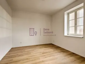 Pronájem bytu 2+kk, Jindřichův Hradec, nám. Míru, 39 m2