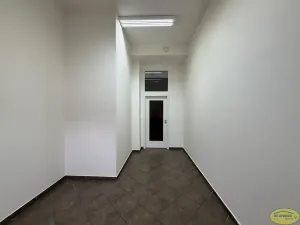 Pronájem obchodního prostoru, Kroměříž, Komenského náměstí, 12 m2