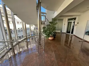 Pronájem kanceláře, Praha - Karlín, Prvního pluku, 239 m2