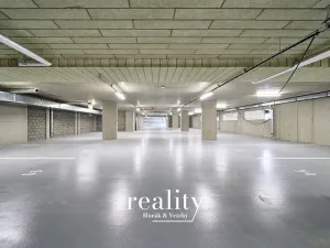 Pronájem garážového stání, Znojmo, Jarošova, 18 m2