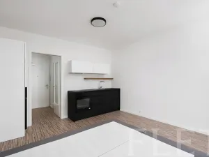 Pronájem bytu 1+kk, Praha - Libeň, Novovysočanská, 25 m2