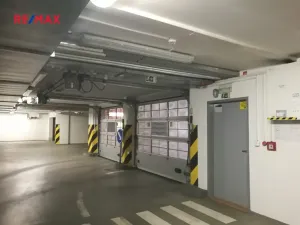 Pronájem garážového stání, Praha - Smíchov, Randova, 15 m2